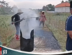 Viral..! Pengusaha Besi Tua Sampang Bangun Jalan Desa Pakai Uang Pribadi