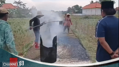 Viral..! Pengusaha Besi Tua Sampang Bangun Jalan Desa Pakai Uang Pribadi