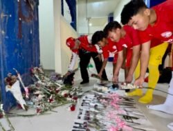 Kenang Tragedi Kanjuruhan, Seleksi Banteng Jatim FC U-17 Dibuka Tabur Bunga Gate 13