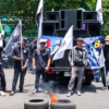 DEMO MEMANAS! Massa Bakar Ban, Pagar Dispendikbud Sidoarjo Nyaris Roboh