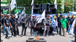 DEMO MEMANAS! Massa Bakar Ban, Pagar Dispendikbud Sidoarjo Nyaris Roboh