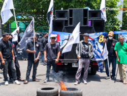 DEMO MEMANAS! Massa Bakar Ban, Pagar Dispendikbud Sidoarjo Nyaris Roboh